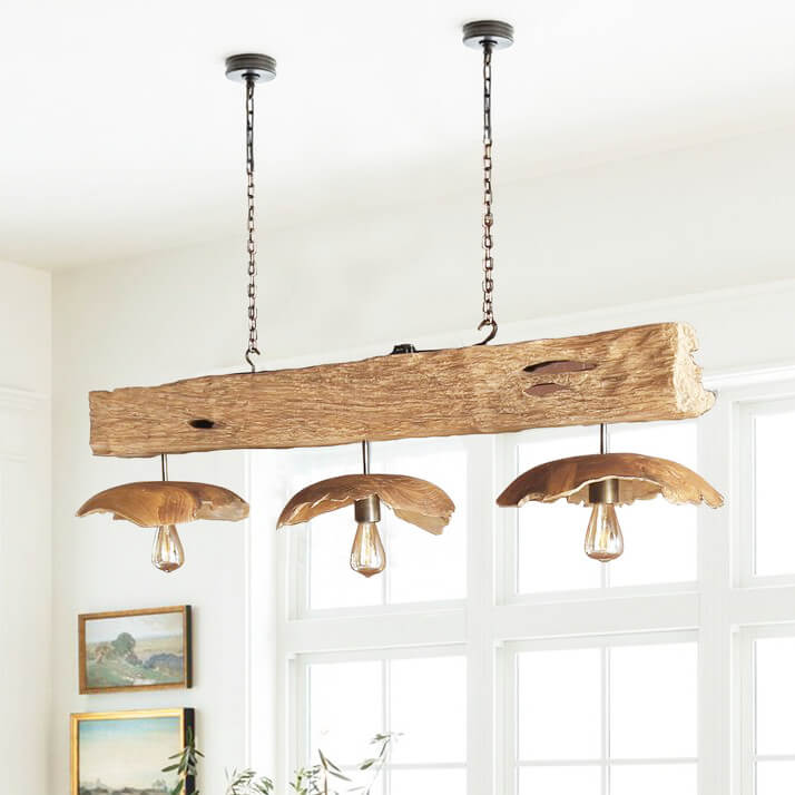 Im Schlafzimmer hängt sieht man eine Hängelampe mit drei Fassungen