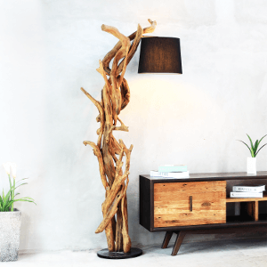 Eine besondere Leselampe aus Holz mit einem großen Lampenschirm