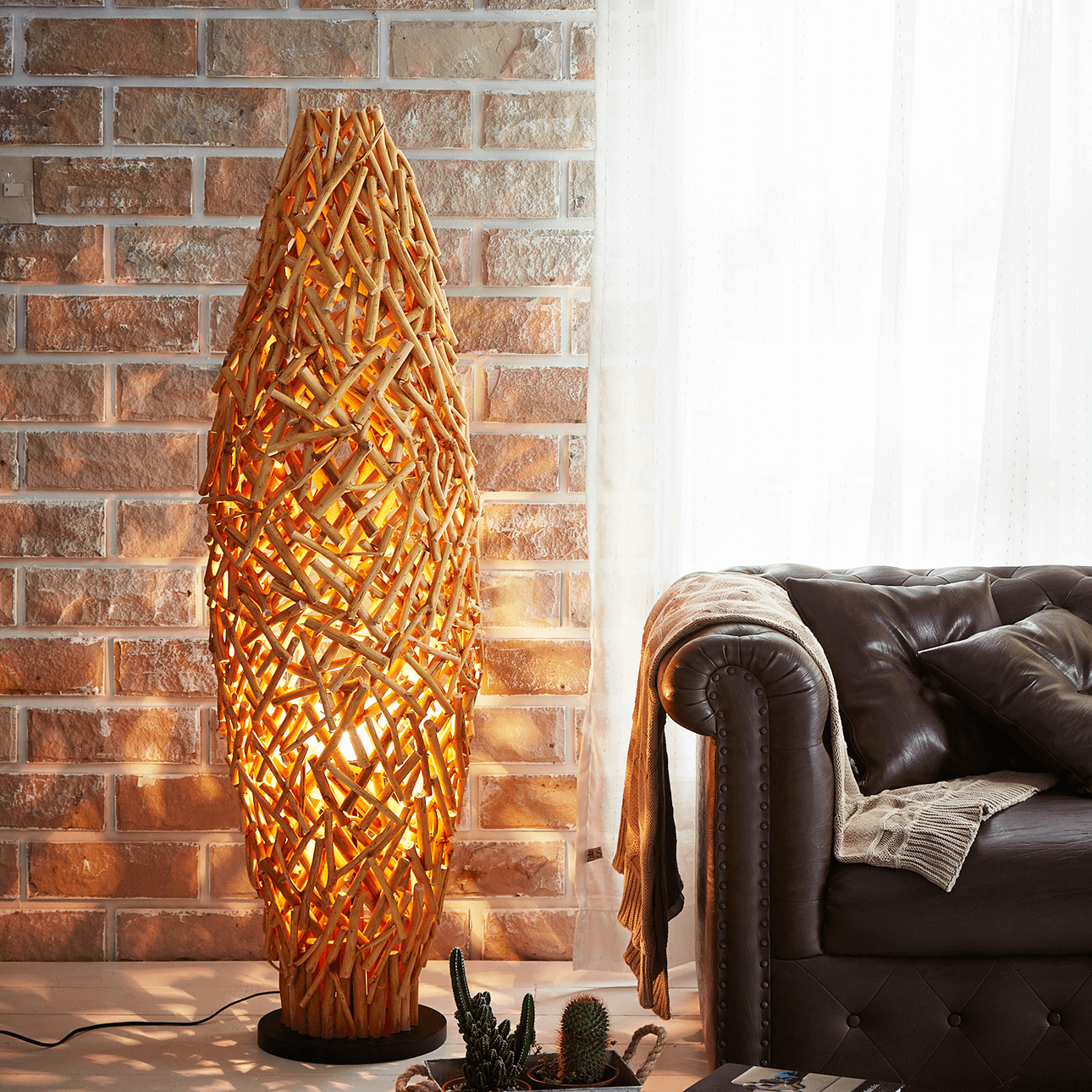 Eine große Stehlampe aus Holz steht im Schlafzimmer