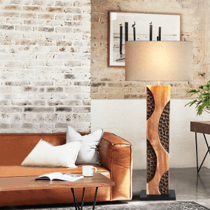 Eine außergewöhnliche Stehlampe steht im Wohnzimmer