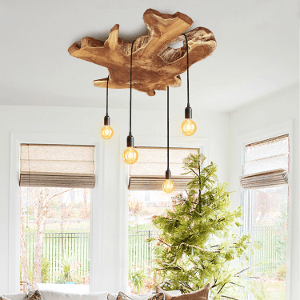 Eine Holz Deckenlampe mit 4 Fassungen hängt an der Decke