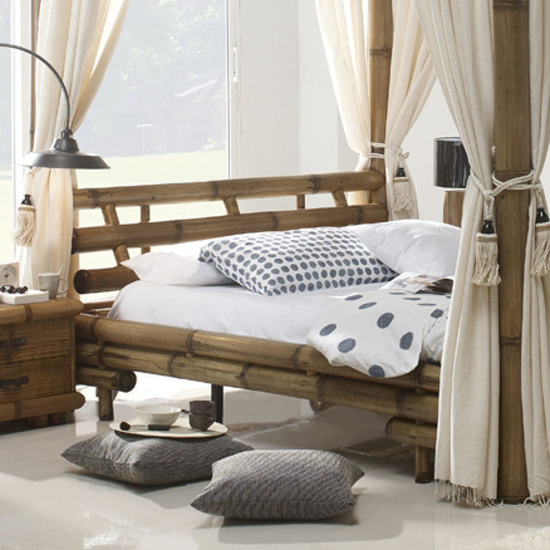 Bett aus Bambus mit Himmel und Vorhang