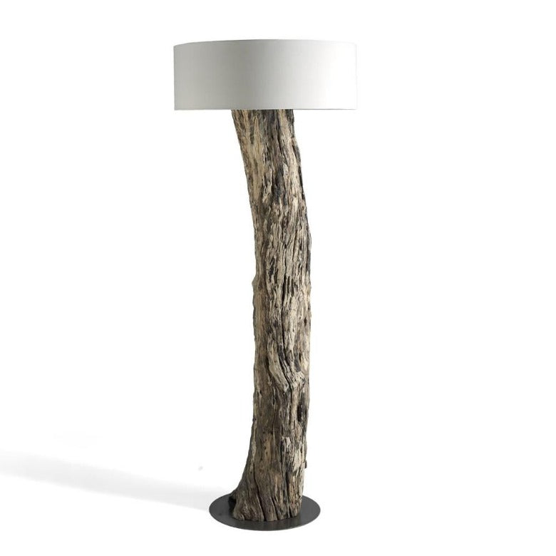 Stehlampe aus einem Holzstamm Exotischerleben